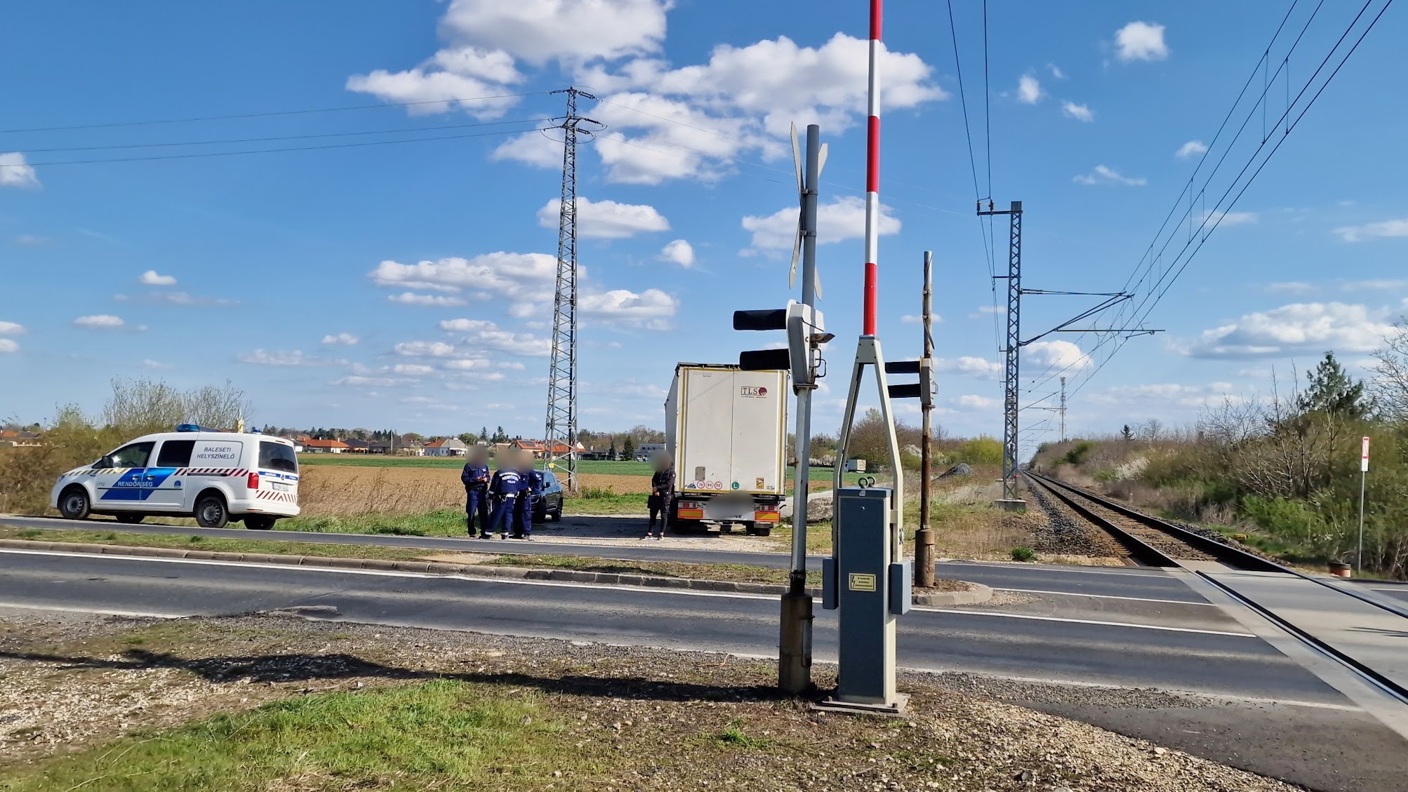 Letörte a félsorompó csapórúdját, majd kis várakozás után elhajtott a helyszínről egy szlovén kamionsofőr a 86-os főúton