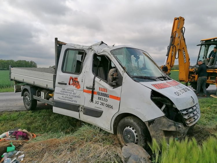 Kisteherautó borult fel Megyehíd közelében