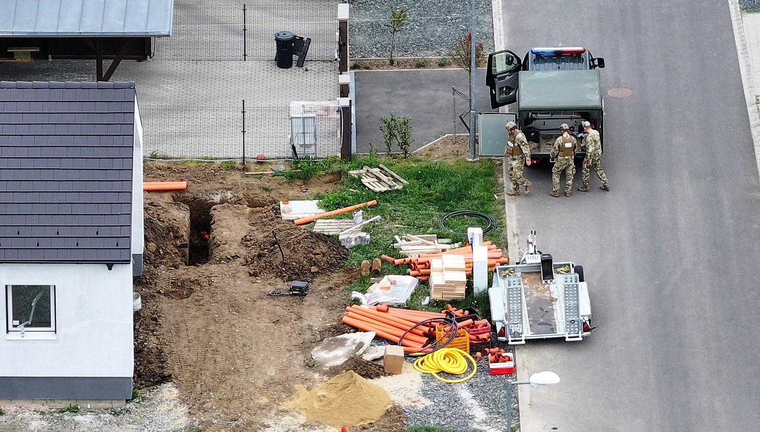 Német repesz-romboló bombák kerültek elő Szombathelyen, a Tóth István utcában Fotó: Tánczos Mihály / 112Press