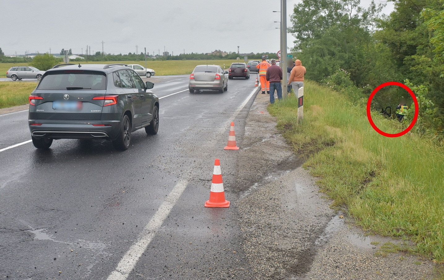 VW sodródott le a töltésről a 87-es főúton, Szombathely határában