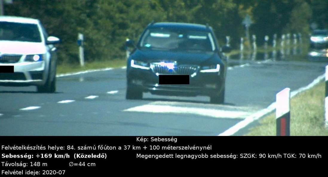 Drága előzés a 84-es főúton