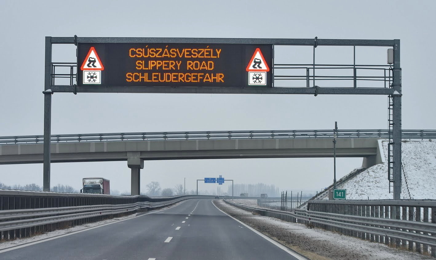 Csúszós útra figyelmeztet a Magyar Közút