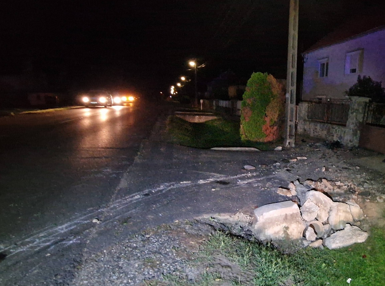 A megrongálódott oszlop miatt az áramszolgáltatónak is akadt dolga