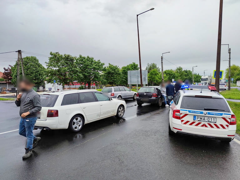 Megálló Toyotának ütköző Volkswagennek ütközött Audi a 86-oson