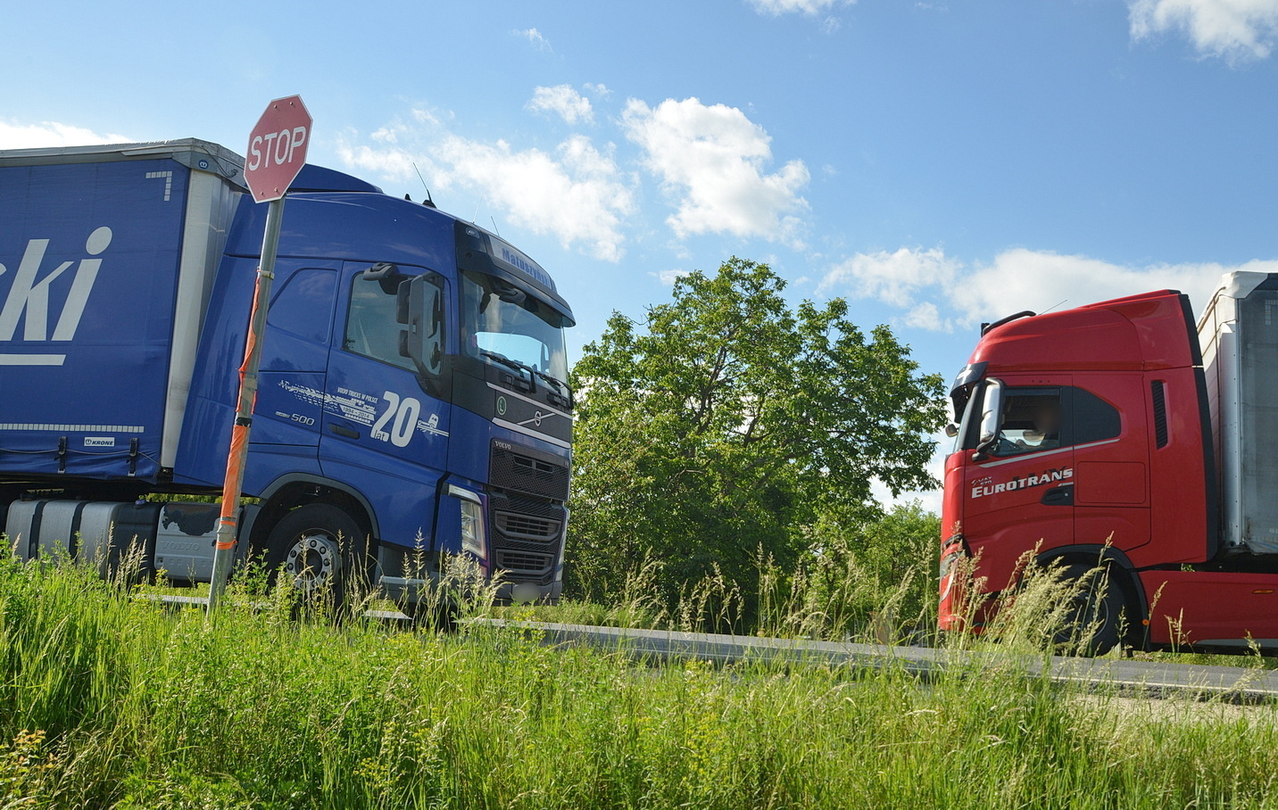 Ford hajtott érkező kamion elé a 86-os főúton, Szombathely határában - centimétereken múlt a baleset