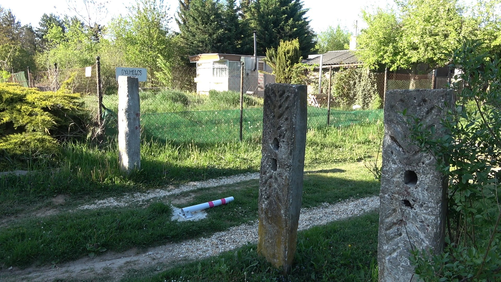 Oszlopok akadályozták a tűzoltók behajtását a területre