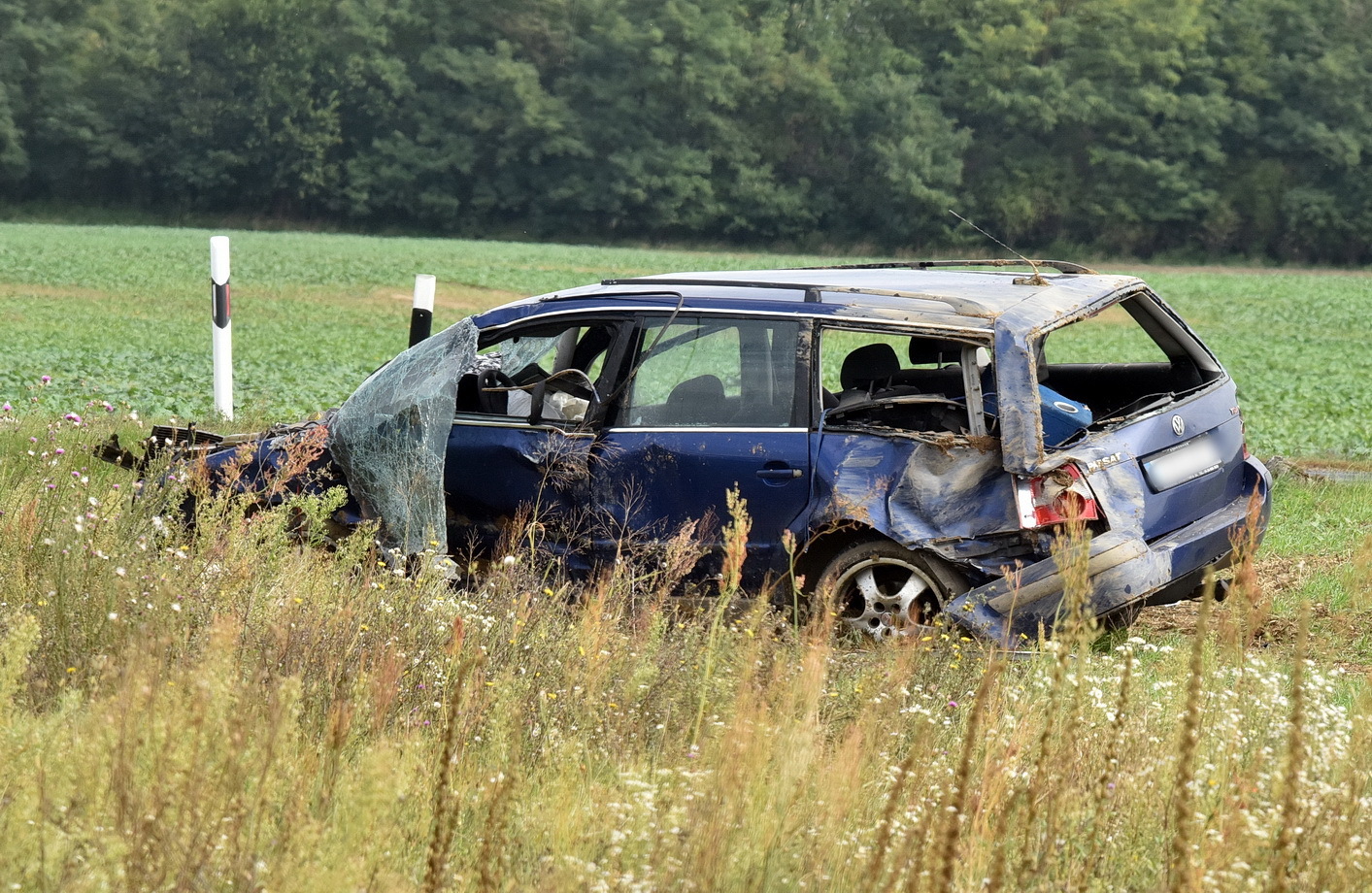 A Volkswagen vezetőjét a mentők kórházba szállították