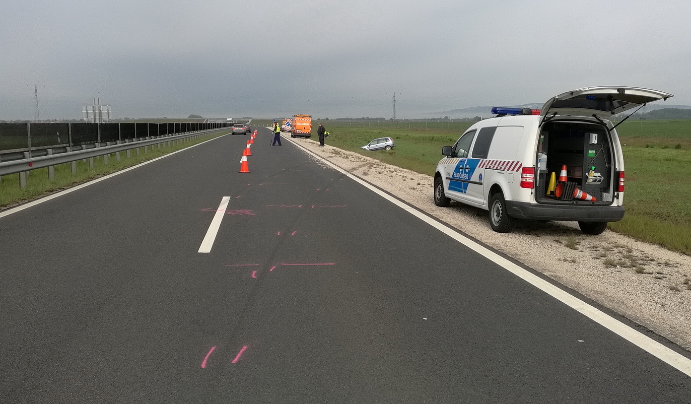 Lehajtott a töltésről egy Ford az M86 autóúton 3.