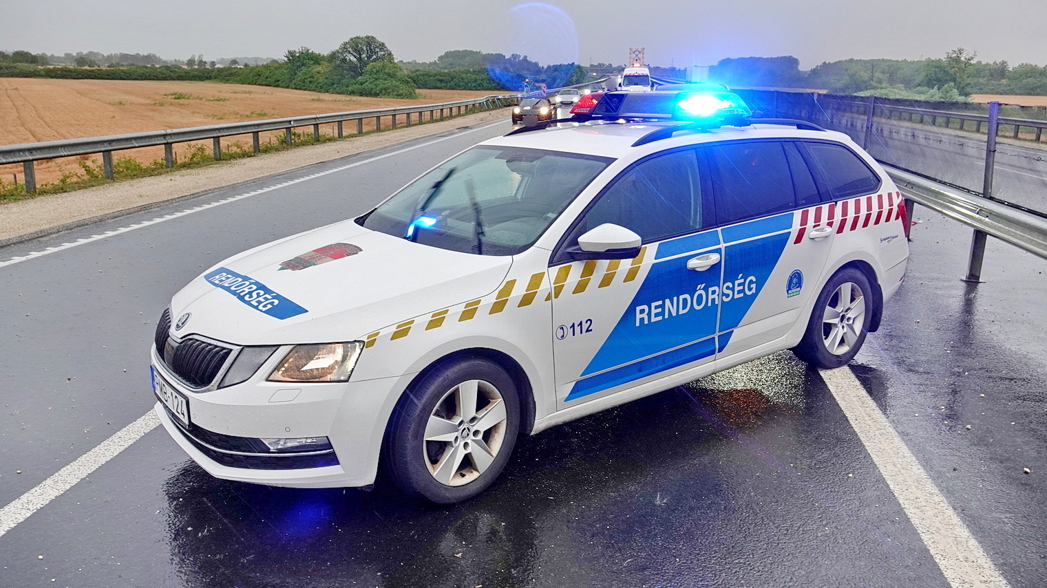 Felhőszakadáskor pördült meg egy Maserati az M86-os autóúton, Szelesténél