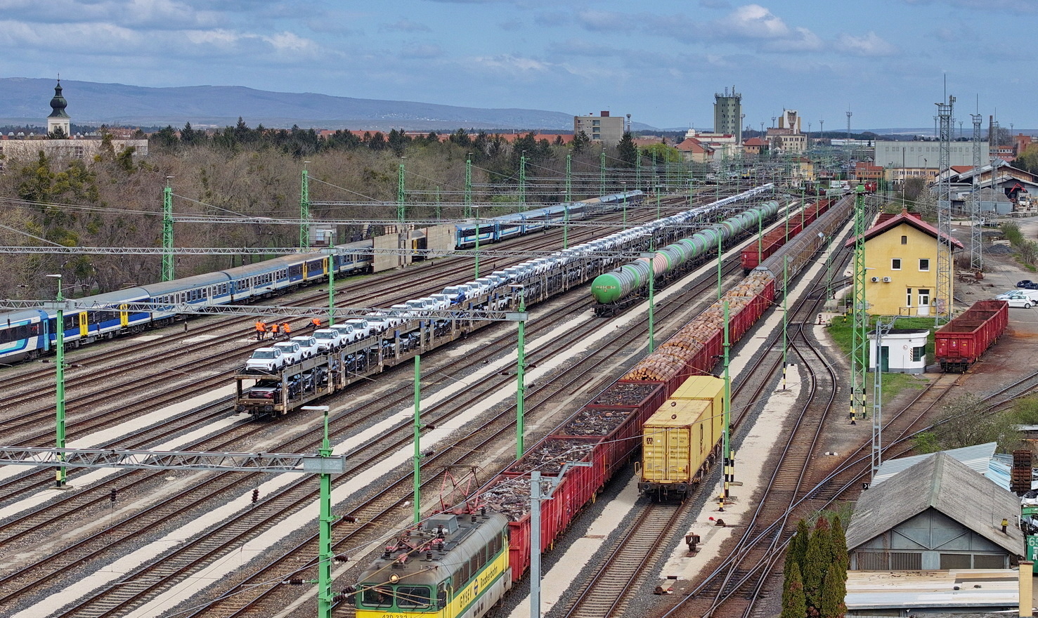 Életveszélyes áramütést szenvedett egy autószállító vasúti teherkocsira felmászó diák Szombathelyen