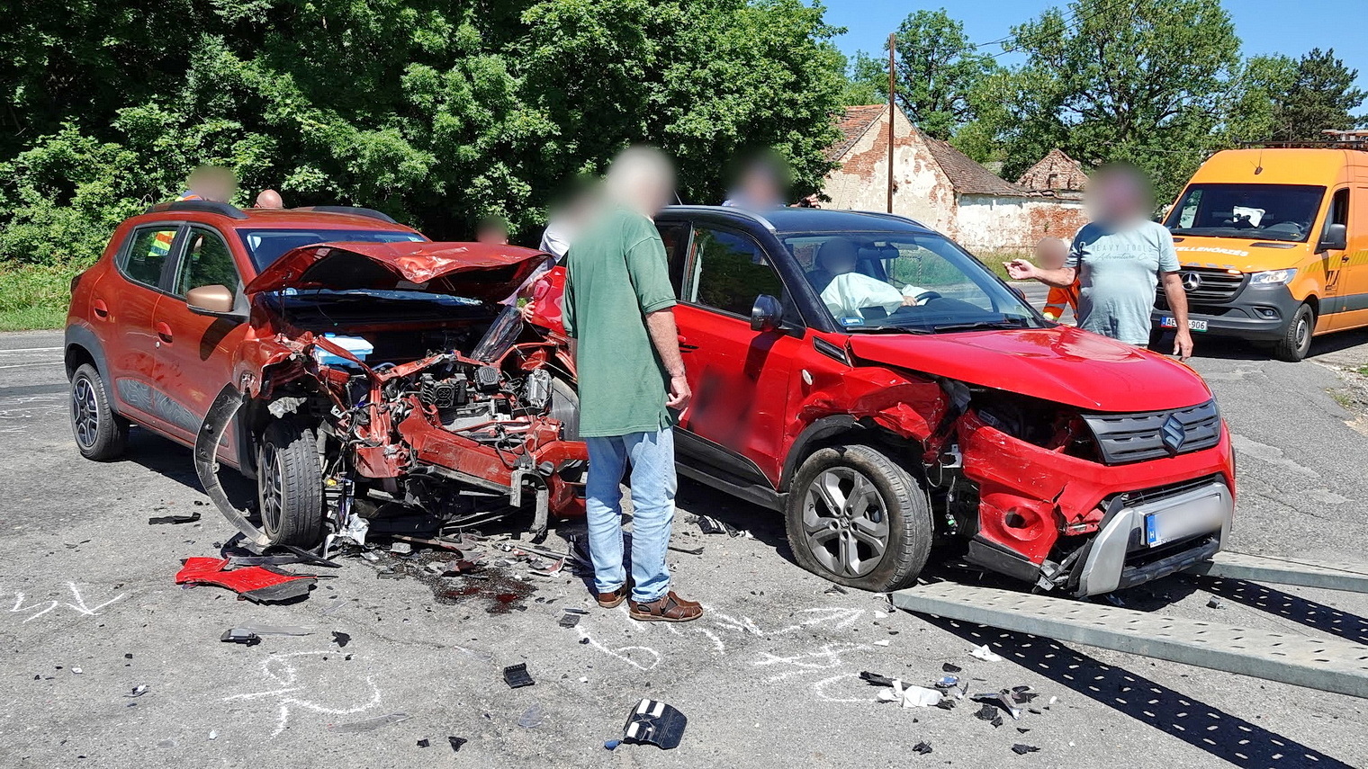 Suzuki kanyarodott Dacia elé a 87-es főúton, a kőszegfalvi elágazónál - hárman megsérültek