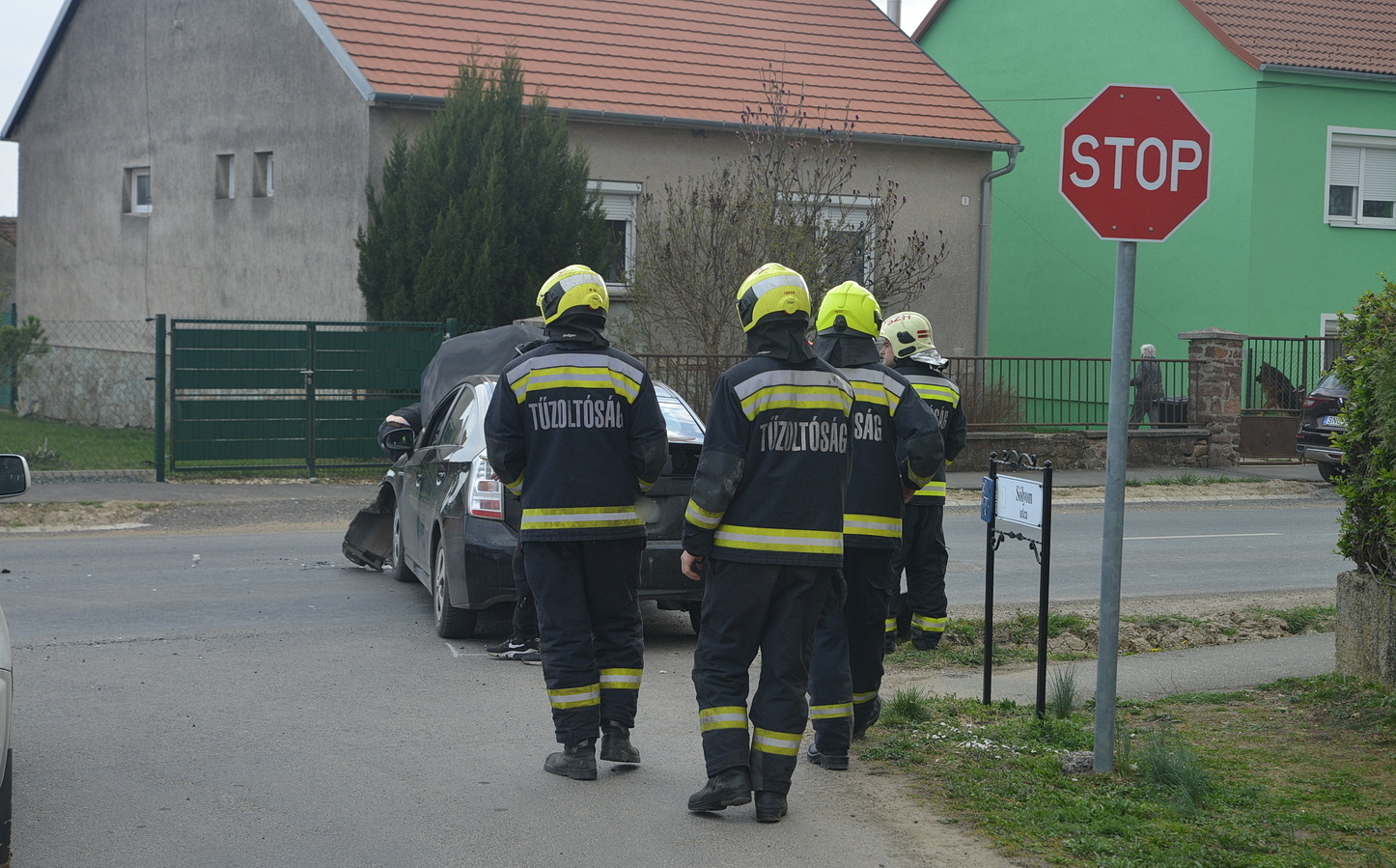 Scania billencs oldalába hajtott egy Toyota Náraiban