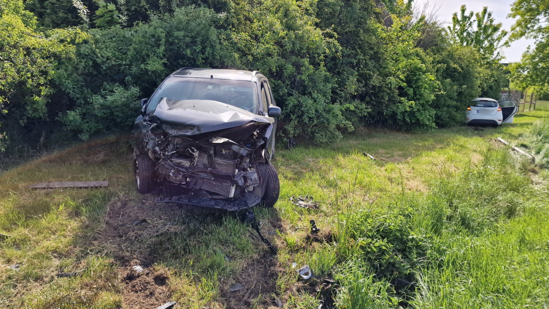 Súlyosan megsérült az okozó - lassítás nélkül hajtott Dacia elé egy Ford a 87-esen