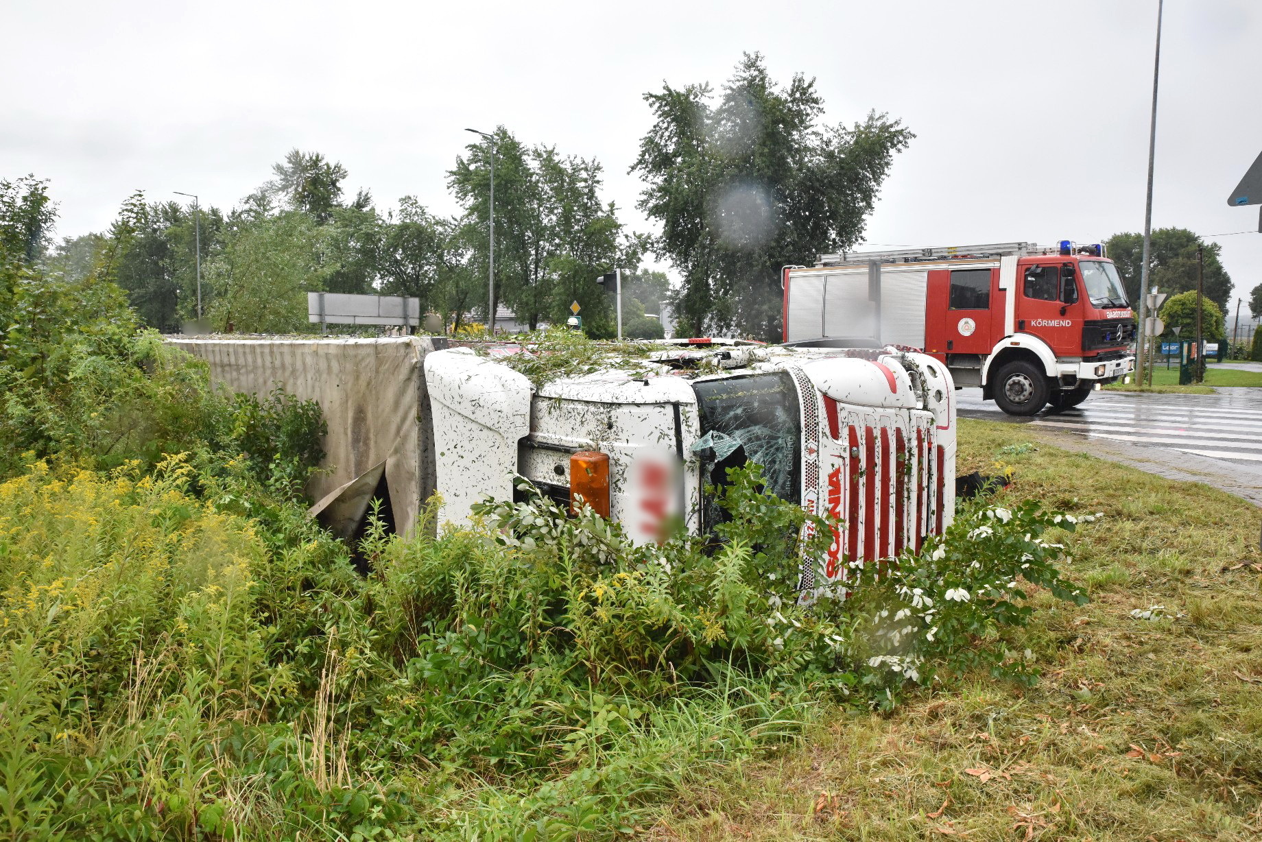 Letért a 8-as főútról és fákat tartolva felborult egy szlovén Scania kamion Rátótnál