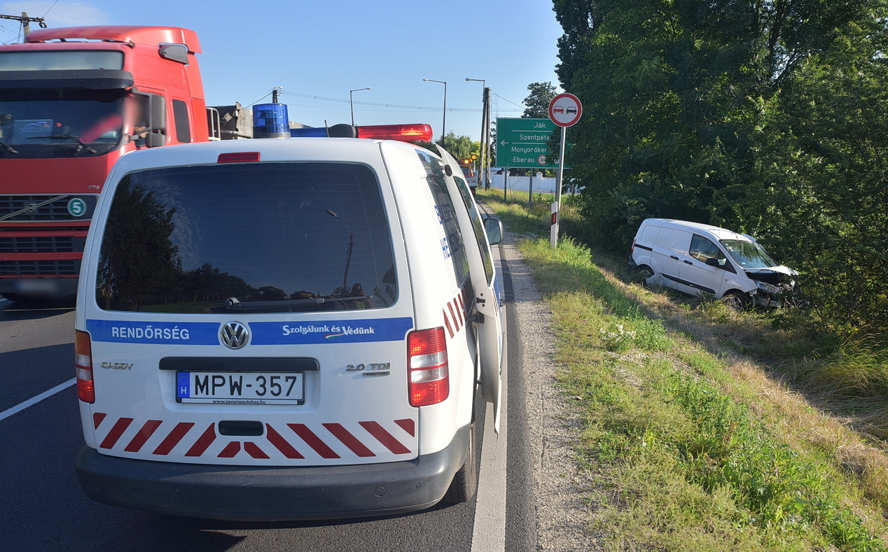 Őzek miatt rántott kormányt a sofőr - betonoszlopot döntött egy Ford Balogunyomnál