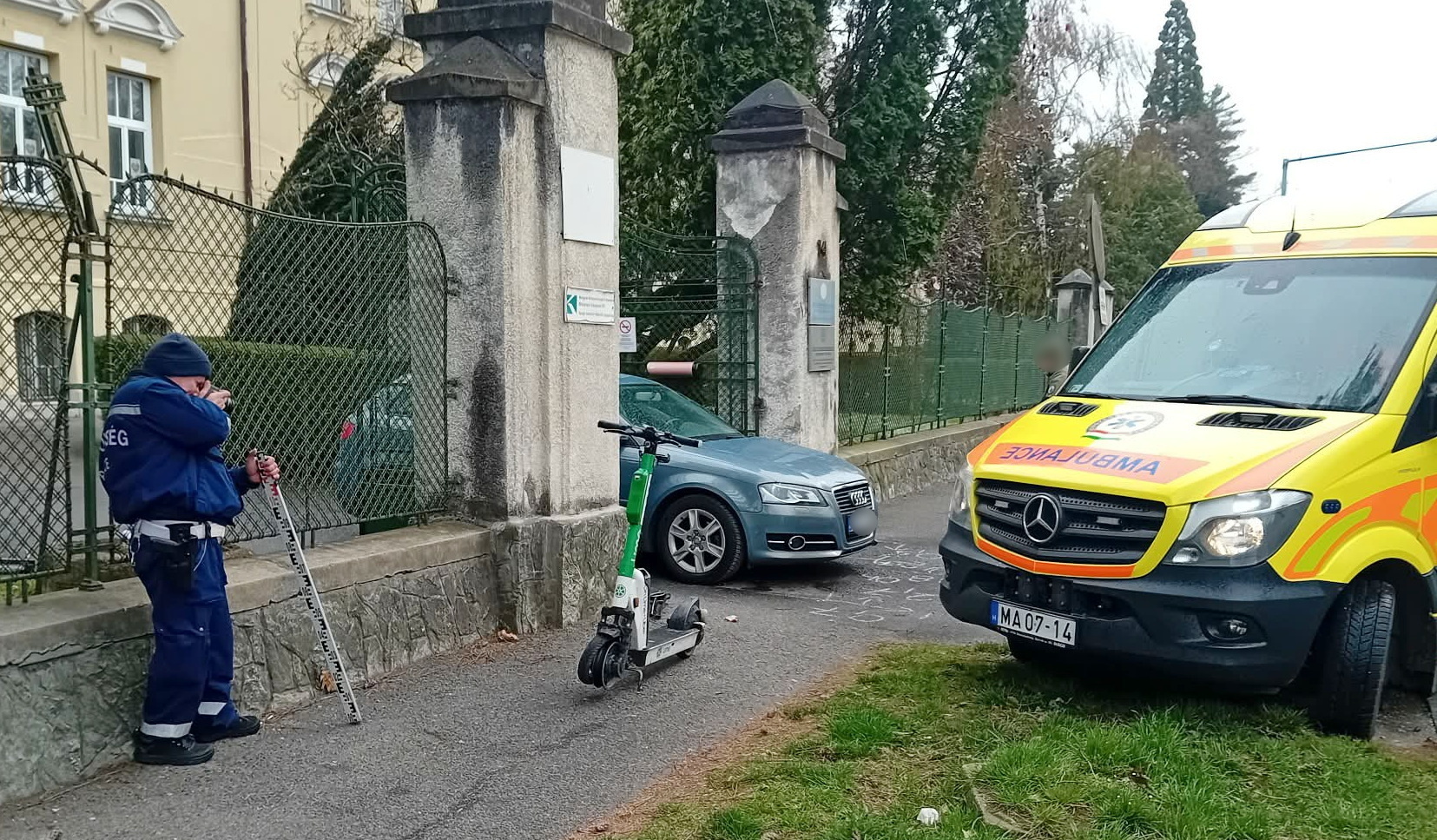 Utast és plakátot is vitt az Audival ütköző rolleres fiatal Szombathelyen - járdán történt a baleset