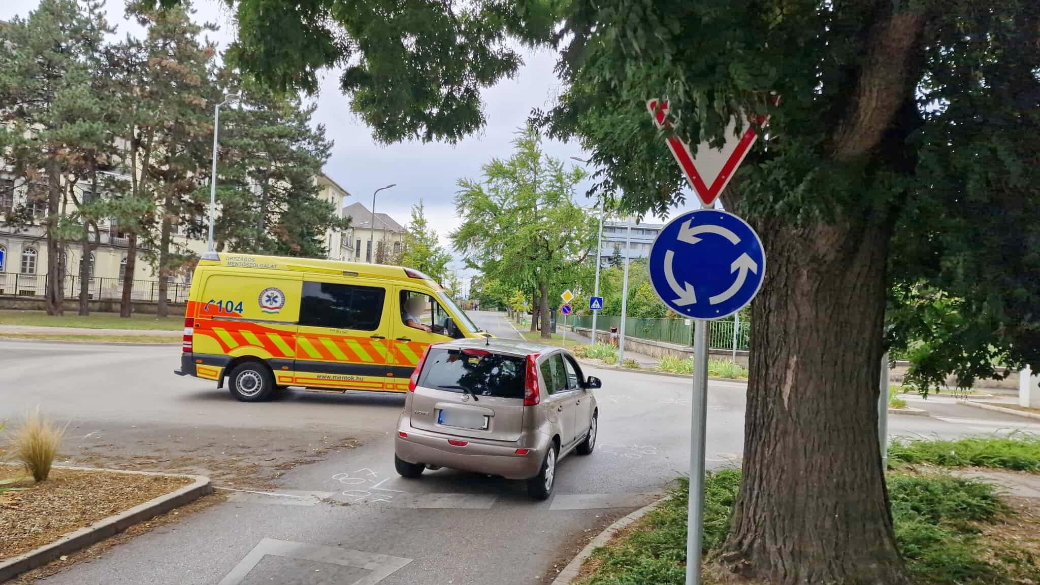 Körforgalomban hajtott kerékpáros elé egy Nissan Szombathelyen