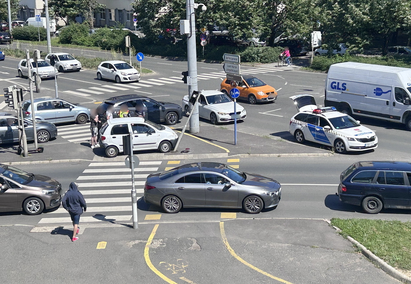 Jelzőlámpának lökött egy Daewoo-t egy Volvo Szombathelyen - nagy torlódást okoztak az elsötétülő forgalomirányító eszközök - Fotó: KP