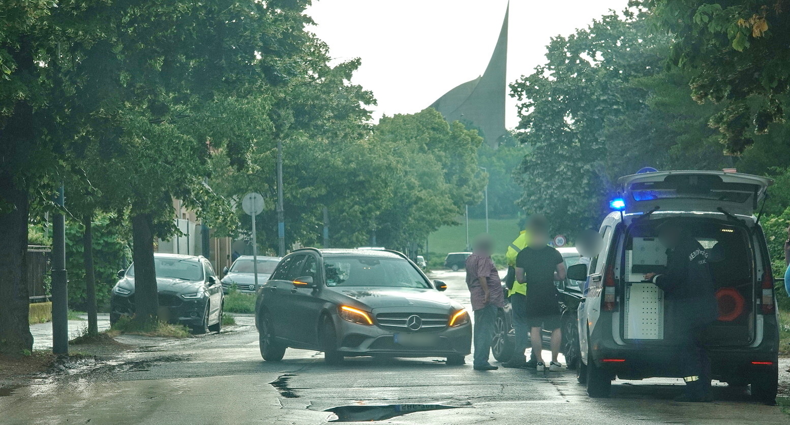 Figyelmetlen elindulás - Mercedes hajtott Volkswagen elé Szombathelyen