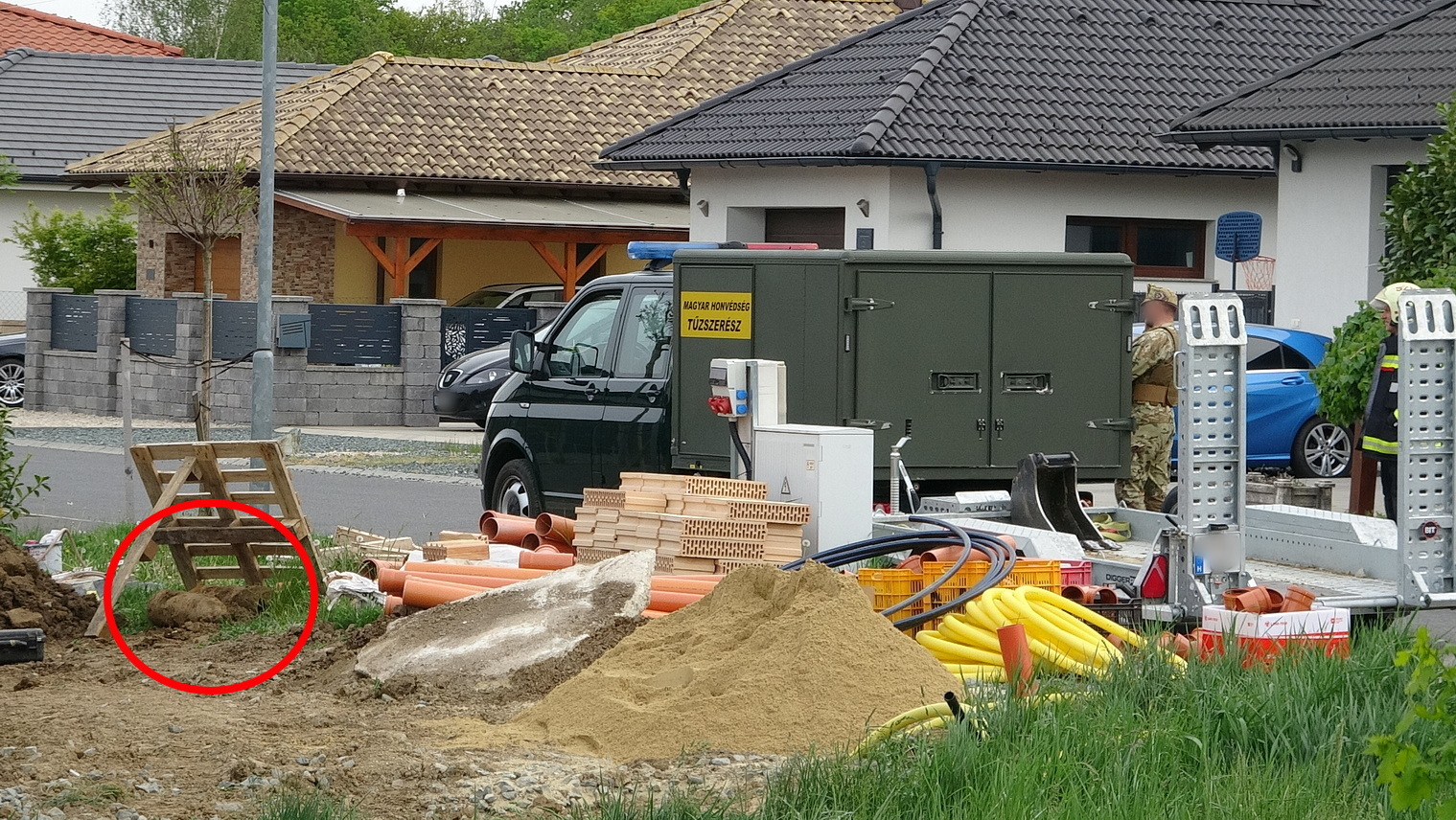 Német repesz-romboló bombák kerültek elő Szombathelyen, a Tóth István utcában Fotó: 112Press