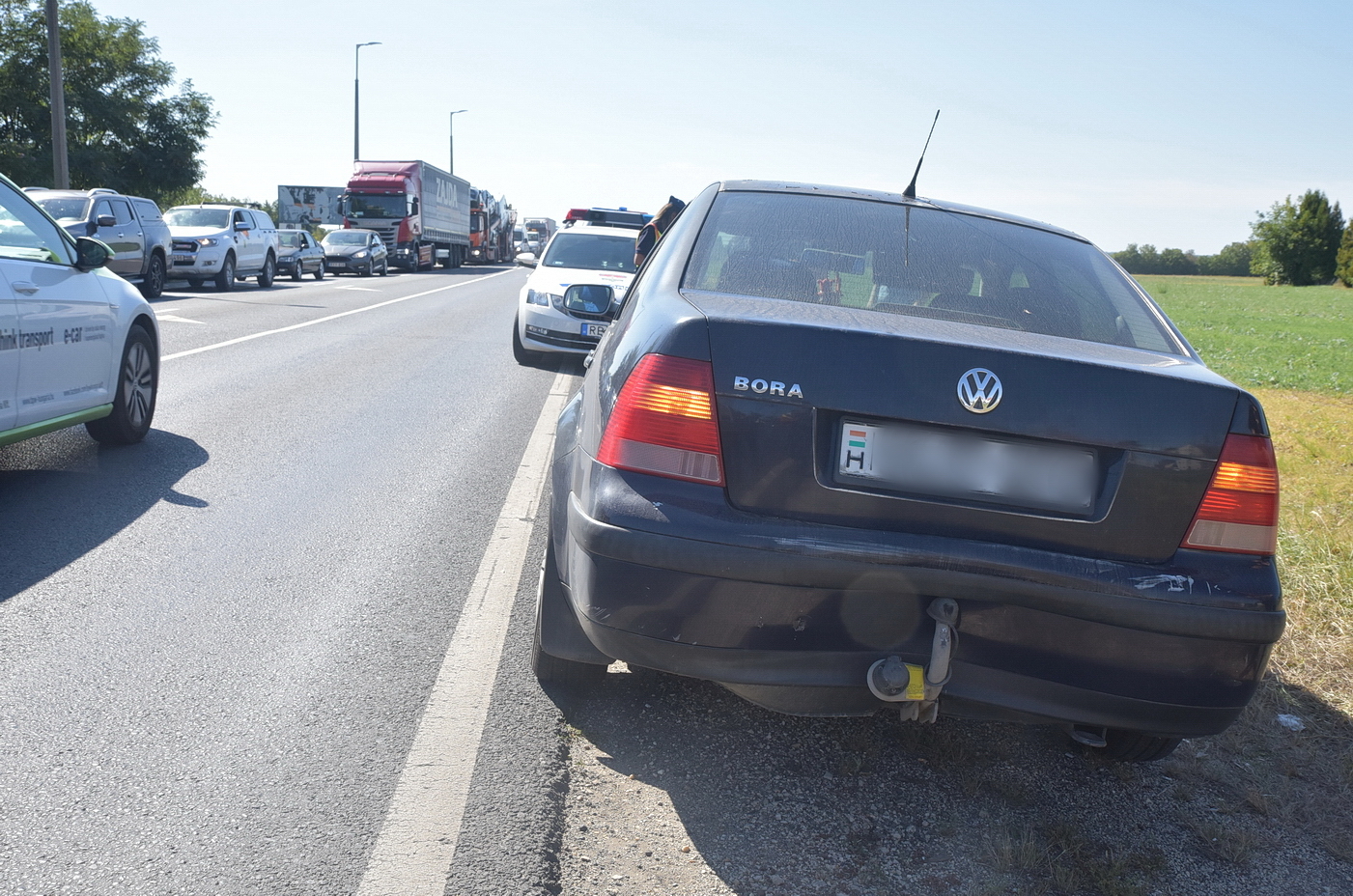 A VW még állt, amikor mögötte elindult a kamion