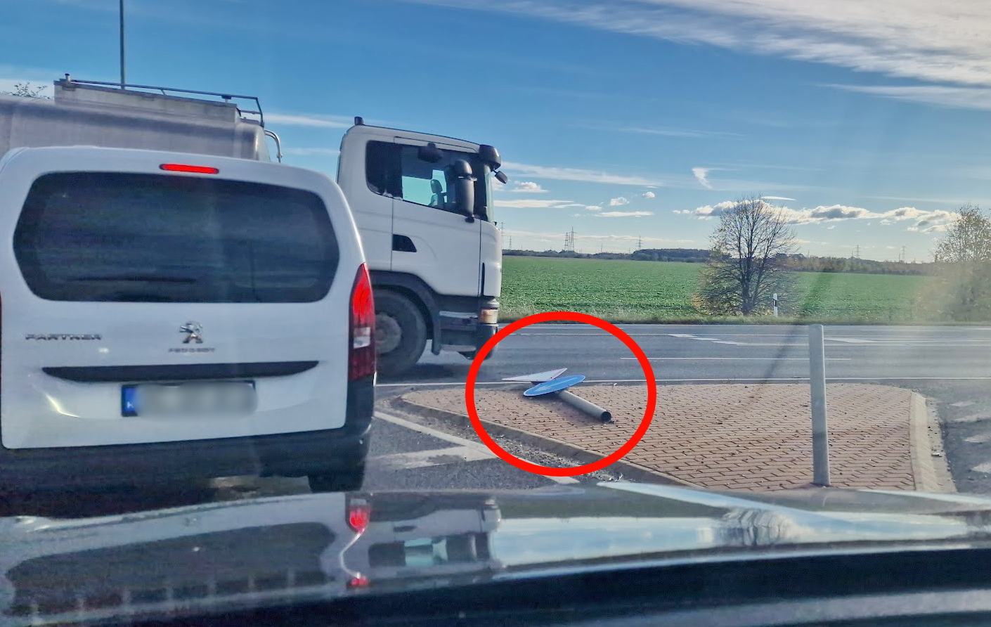 Földre fektetett jelzőtábla a balesetveszélyes szombathelyi kereszteződésben