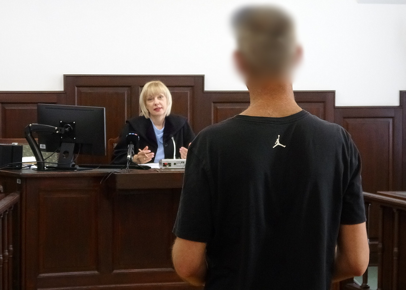 Mindkét vádlott elismerte a bűnösségét a szombathelyi Paragvári utcai üzletnél elkövetett veréssel kapcsolatban