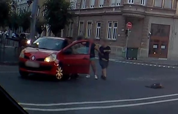 Videón a dulakodás: Magyarázó sofőr Renaultját rúgta meg egy férfi Szombathelyen