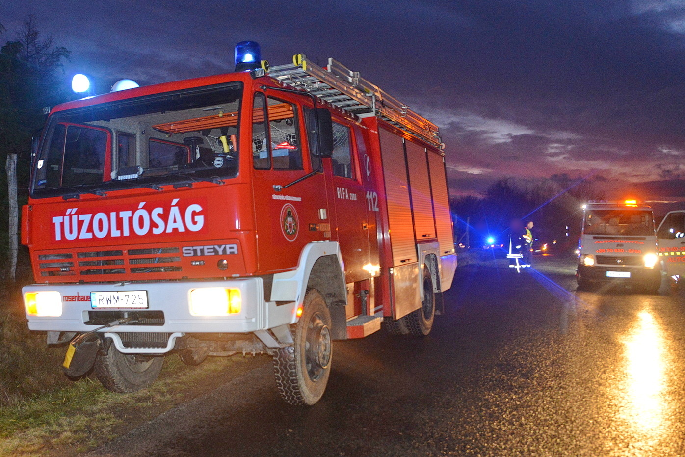 Kőszegszerdahelyi tűzoltók a sérüléses baleset helyszínén