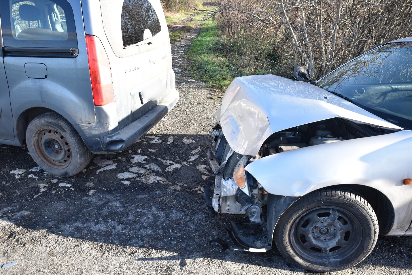 Egy napja vásárolt Roverrel tört össze két autó Sárvárnál a sofőr