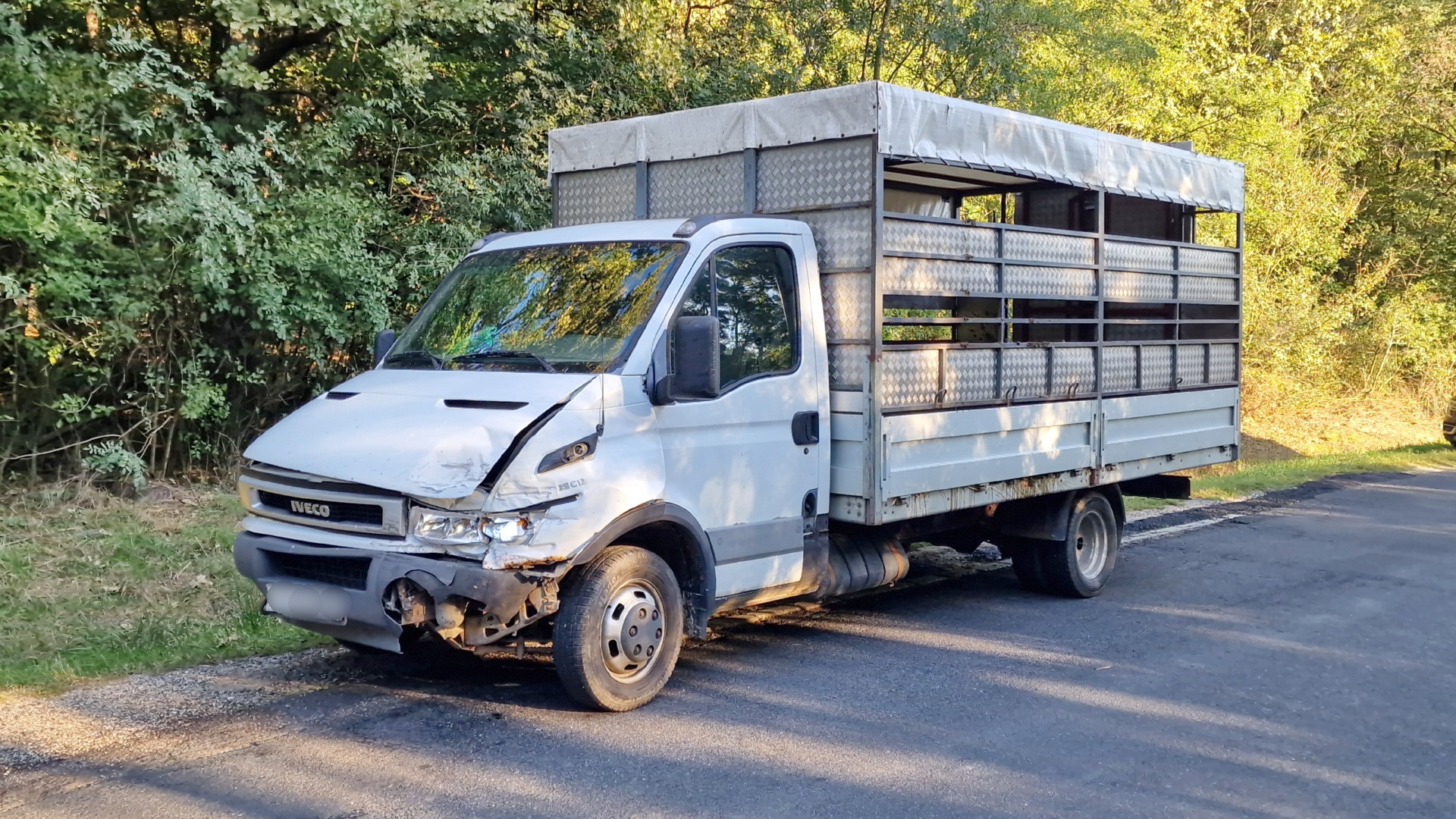 Bikákat szállító Iveco elé hajtott egy Dacia a 84-es főúton, a gércei elágazónál