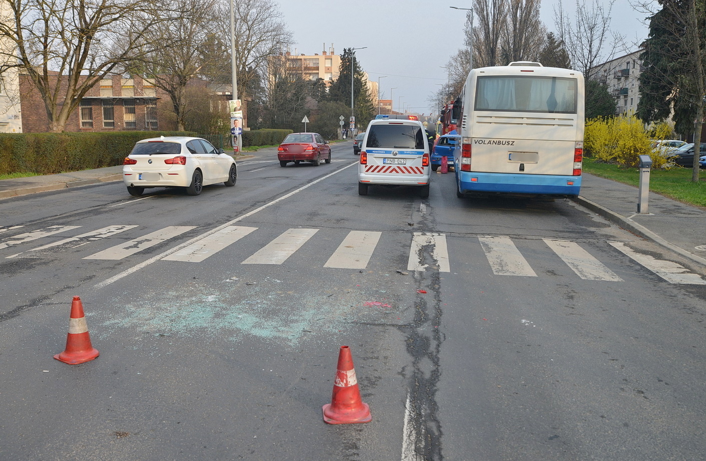 Credo busz ütközött gyalogátkelőhelynél megálló Fiat hátuljának Szombathelyen