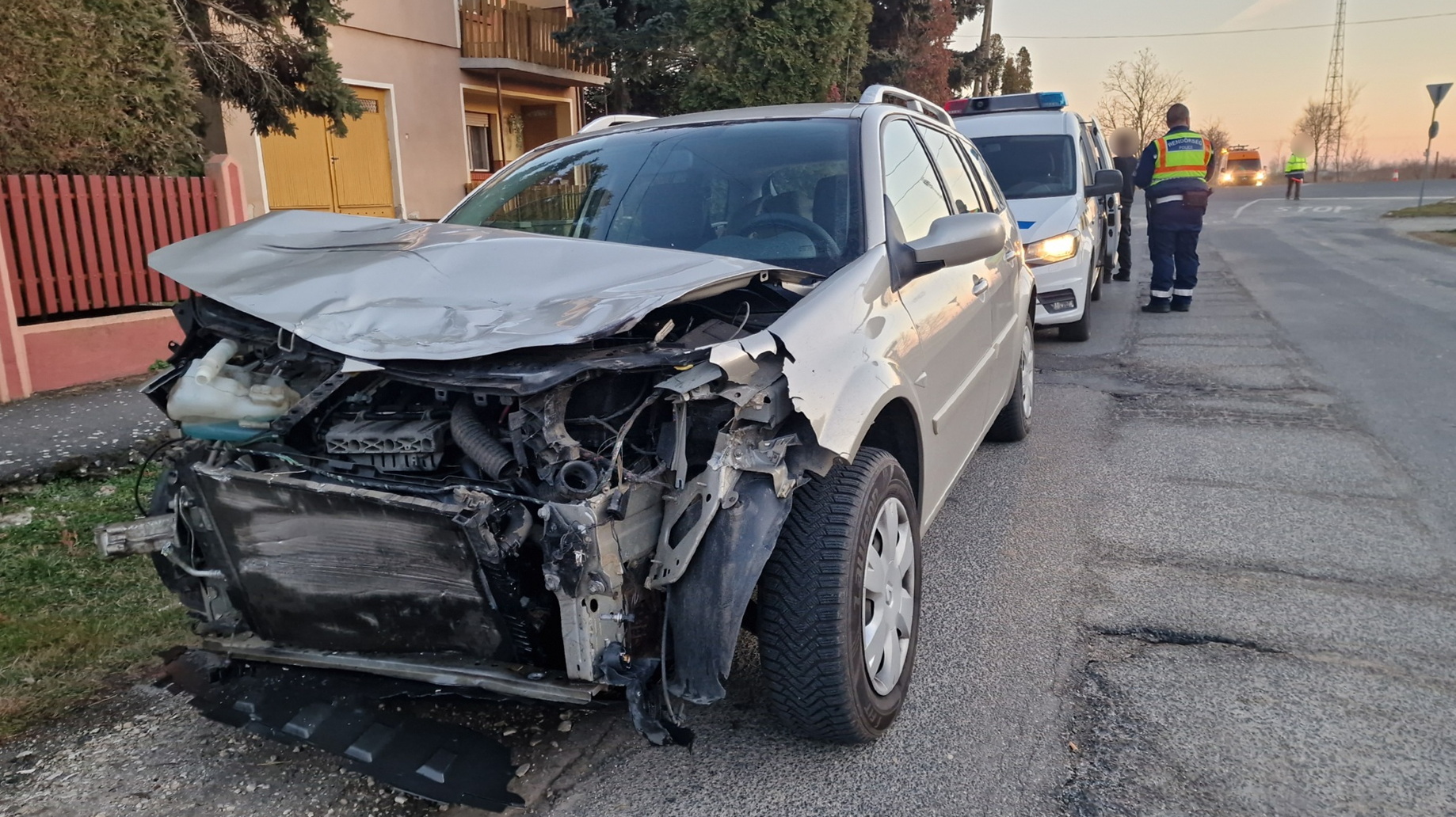 Honda motor elé hajtott egy Renault személyautó Tanakajd határában, a 87-es főúton