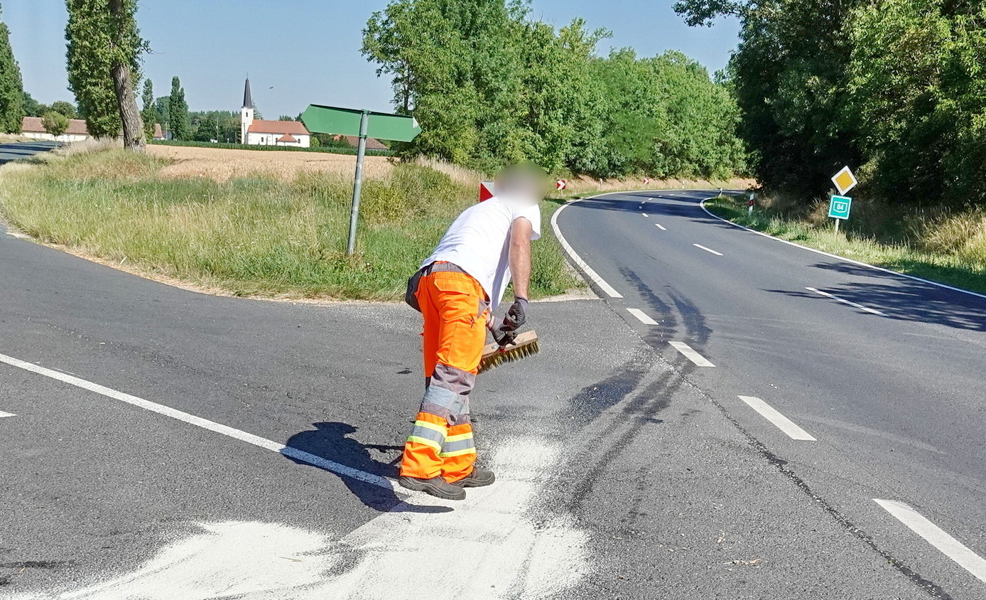 Elaludt a sofőr, oszlopnak hajtott egy Mercedes a 84-es főúton, Sajtoskál közelében