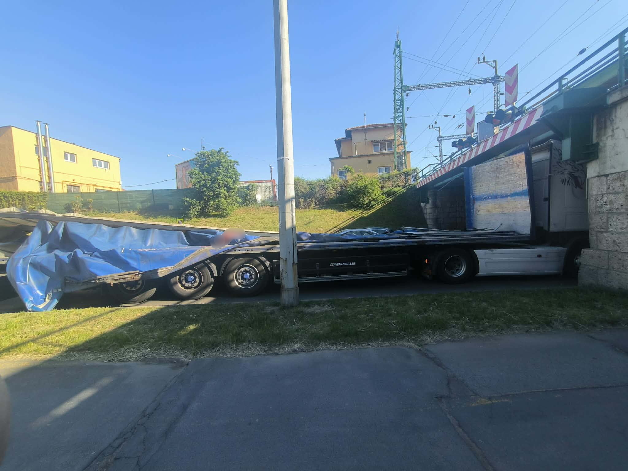 Újabb kamiont állított meg a vasúti hídszerkezet Szombathelyen