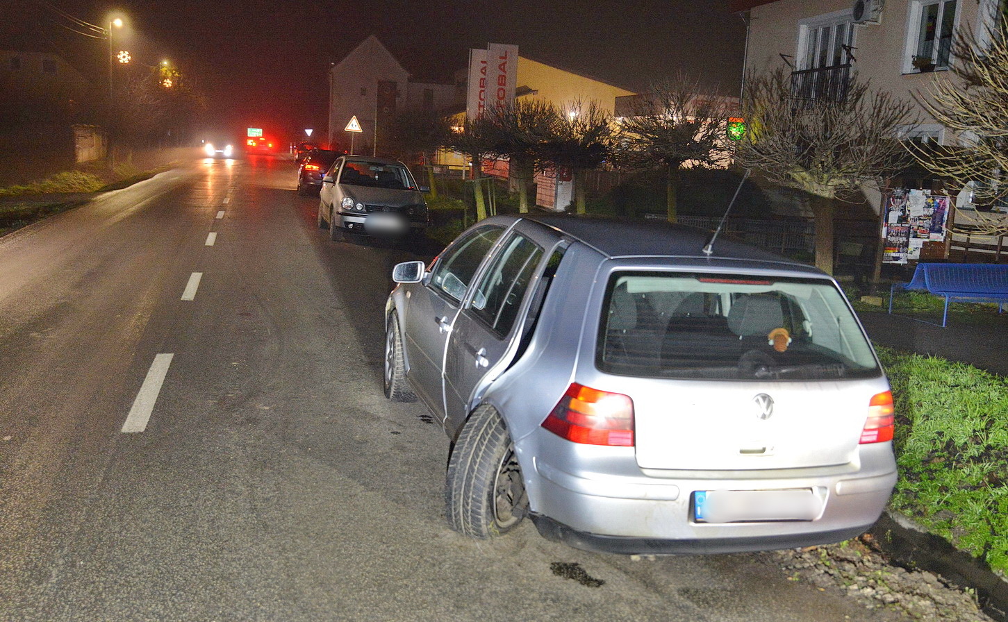 Ford ütközött érintőlegesen parkoló Volkswagennel Ikerváron, a József Attila utcában