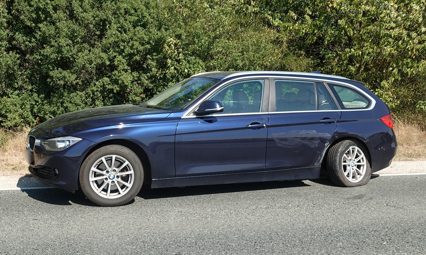 Áttért a felezővonalon és BMW-vel ütközött egy Opel a 87-es főúton - később rosszul lett a melegben az okozó