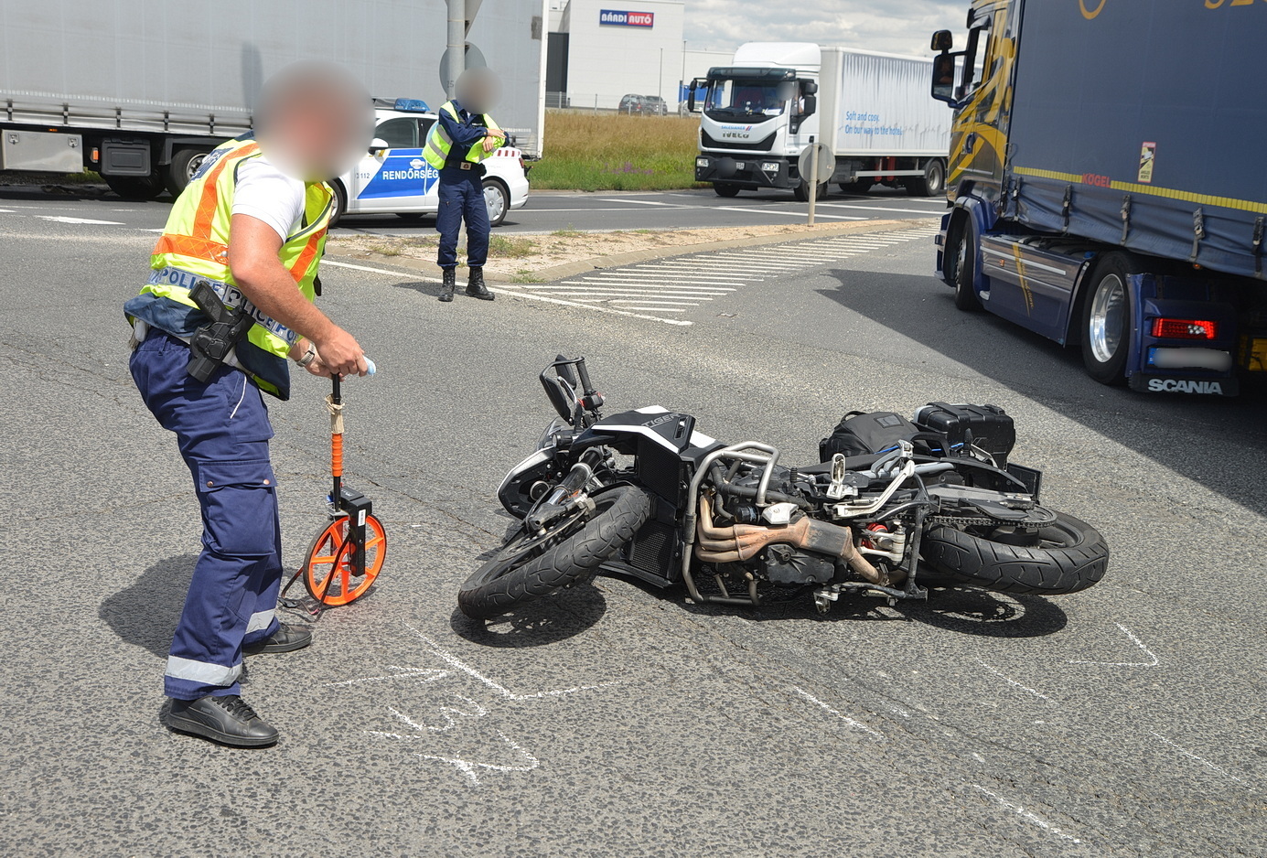 Elesett a körforgalomban és Skodának sodródott Triumph motorjával egy férfi Szombathelyen