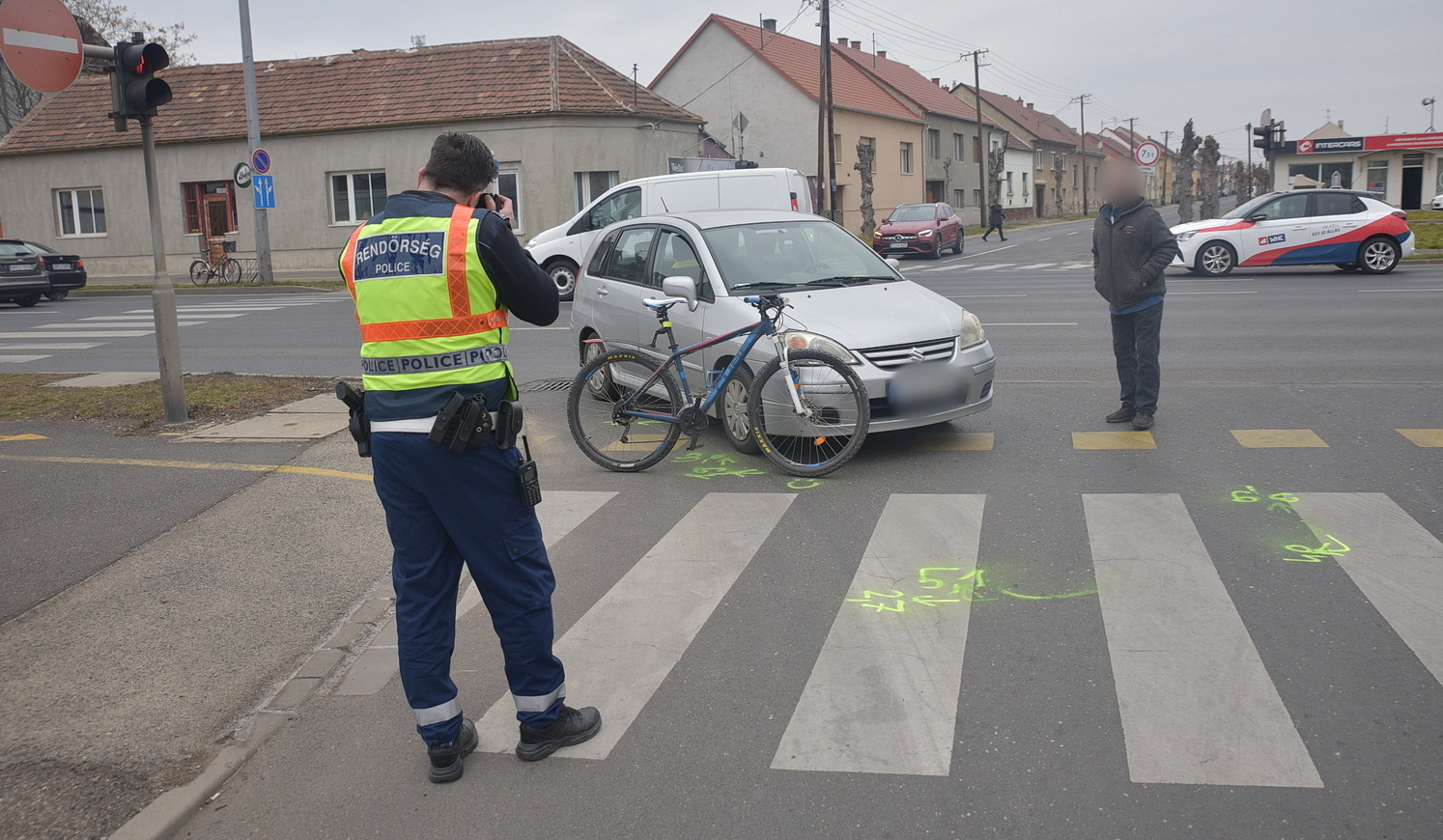 Kanyarodó Suzuki lökött fel egyenesen haladó kerékpárost