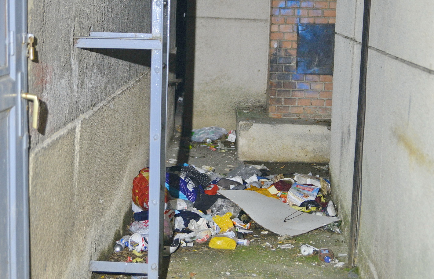 Ablakon kiszórt hulladék kapott lángra ablakon kidobott égő tárgy miatt Szombathelyen