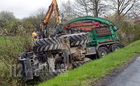 Faaprítóval borult le a töltésen egy traktor a 84-es főúton, Nemeskeresztúr közelében