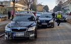 Figyelmetlenül indult a Renault sofőrje – parkoló Skodának lökte az autót egy Opel