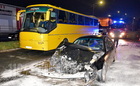 Parkoló busznak hajtott egy BMW Szombathelyen - egyenes szakaszon sodródott ki az autó