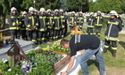 Gyertyát gyújtottak a sírnál - ma lenne 50 éves Krizmanics Ferenc tűo. ezredes