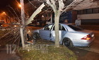 Figyelmetlen sofőr miatt döntött ki fát és oszlopot egy Mercedes Szombathelyen