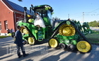 Gumihevederes John Deere traktorral érkezett a menyasszony Vépen