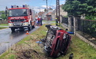 Videó: Fának ütközött és egy kápolna elé csapódott egy Opel Csepregen – megsérült a sofőr