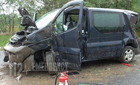 Megsérült az árokba csapódott kisbusz sofőrje a 86-oson  