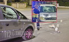 Egy csoportra figyelt az Opel sofőrje, amikor berobbant a szélvédő – súlyosan megsérült az elütött férfi Szombathelyen