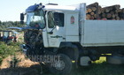 Fát szállító MAN ütközött Iveco kamionnak a 86-os főúton – ráfutásos baleset